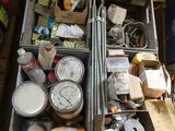une boîte en métal remplie d'objets divers dans une pièce