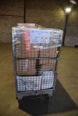 un chariot métallique sur lequel sont posées des caisses, dans un entrepôt