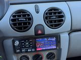 l'intérieur d'une voiture équipée d'une radio et de commandes au volant