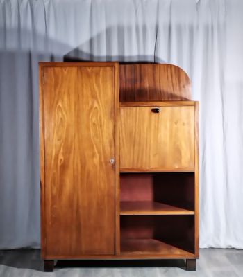 Meuble bibliothèque en placage de noyer présentant un abatta…