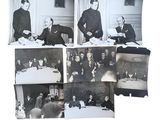 plusieurs photos en noir et blanc d'hommes assis à une table