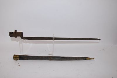 une vieille épée avec un manche en bois sur une surface blanche