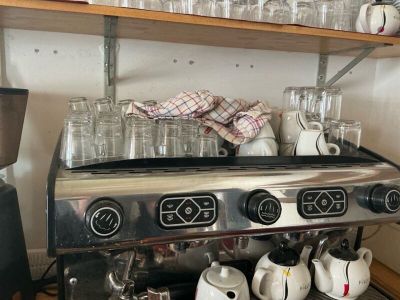 Important ensemble de vaisselle courante comprenant des tass…