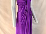 une robe violette sur un mannequin, un mannequin, un mannequin, un mannequin, un mannequin, un mannequin, un mannequin, un mannequin, un mannequin