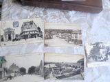 une table sur laquelle sont posées plusieurs vieilles cartes postales