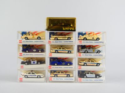un grand nombre de voitures-jouets dans une vitrine