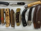 de nombreux types de couteaux différents dans une boîte