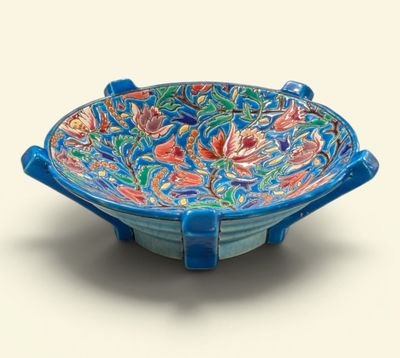 un bol bleu avec un motif floral