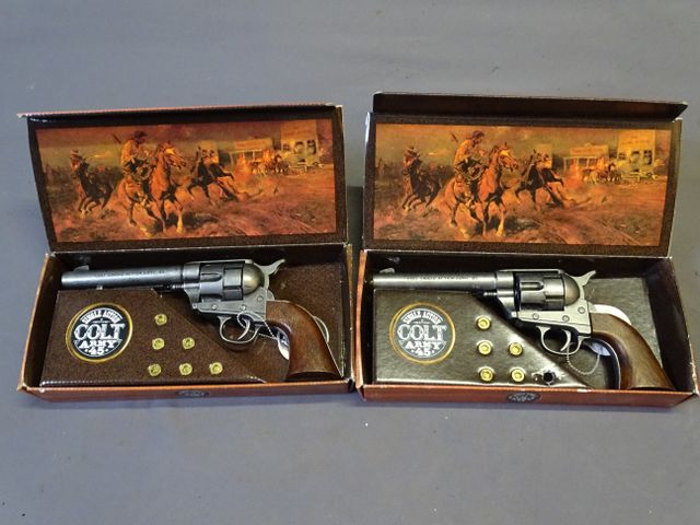 CAT D : Deux répliques décoratives de colt à barillet ARMY 45 + b...