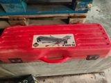 une mallette rouge avec un autocollant, posée sur une palette