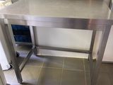 une table en acier inoxydable au milieu d'une cuisine