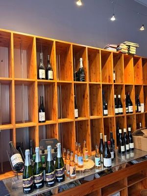 de nombreuses bouteilles de vin sur les étagères du magasin de vins
