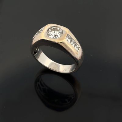 un gros plan d'une bague en or sertie de deux diamants sur un fond noir