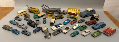 un grand nombre de voitures et de camions jouets sur une table