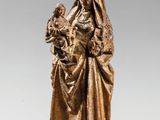 une statue en bronze d'une femme tenant un enfant dans ses bras