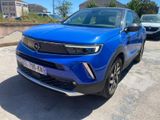 un SUV bleu garé sur un parking à côté d'autres voitures