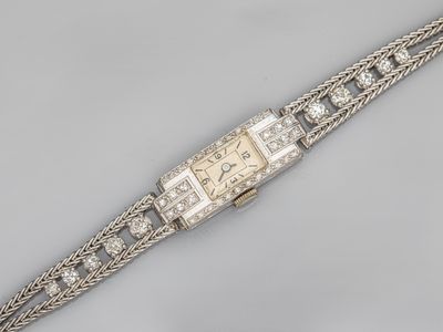 une montre-bracelet pour femme sertie de diamants