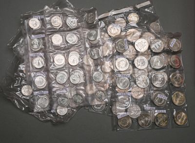 beaucoup de pièces dans le sac posé sur la table