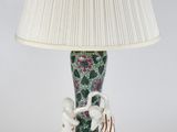 une lampe posée sur un plateau et surmontée d'un abat-jour