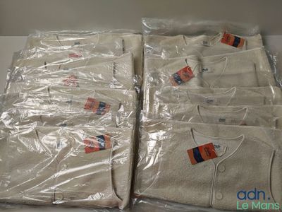 Plusieurs serviettes blanches sont emballées dans des sacs en plastique sur une table