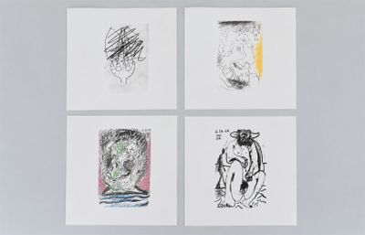 quatre dessins de couleurs différentes représentant une femme assise sur un canapé
