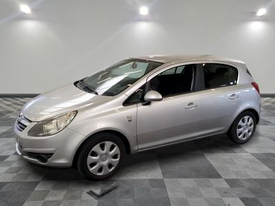 la photo d'une voiture argentée garée dans un garage