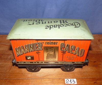 un wagon de train miniature posé sur une table en bois, sur fond bleu