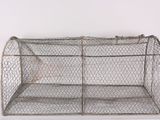 une image représentant une cage métallique avec un poisson à l'intérieur