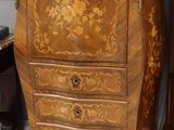 une petite armoire en bois surmontée d'un miroir