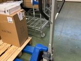une palette chargée de cartons dans un entrepôt