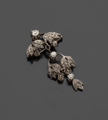 une paire de boucles d'oreilles en argent ornées de fleurs et de feuilles