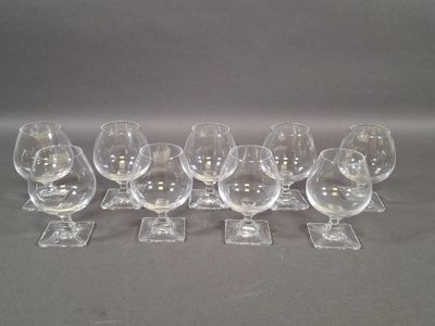six verres à vin vides alignés sur une table