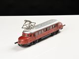 un petit train miniature posé sur une table blanche