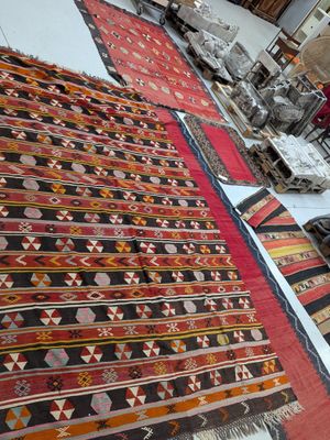 many rugs that are on the floor in the room