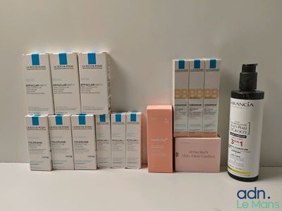 un gros plan sur un flacon de lotion posé à côté d'une pile de cartons