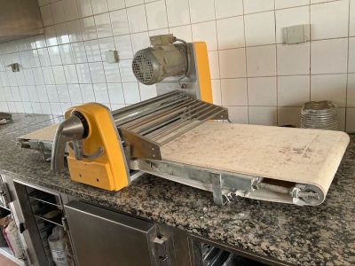 a machine that is sitting on a counter in a kitchen