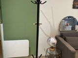 un salon avec un canapé et un porte-manteau