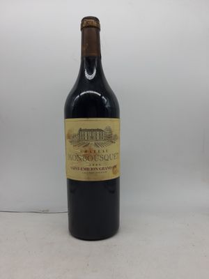 une bouteille de vin rouge posée sur une table