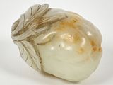 une pierre blanche ornée d'un motif de feuille