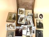 une boîte en bois remplie de vieilles photos de personnes