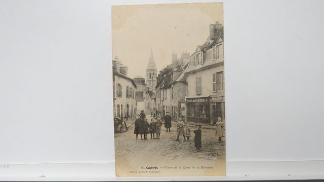 Guéret : Place de la Croix-de-la-Mission (Mothe 85). Marques d’al...