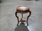 une petite table avec une horloge dans un entrepôt
