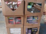 de nombreuses boîtes empilées les unes sur les autres dans un garage