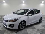 la voiture blanche est garée sur le sol à carreaux d'un garage