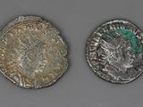 deux pièces d'argent, dont l'une porte l'effigie d'un homme et l'autre celle d'une femme