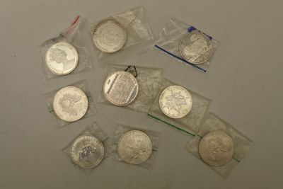 un lot de pièces de monnaie posées sur une table