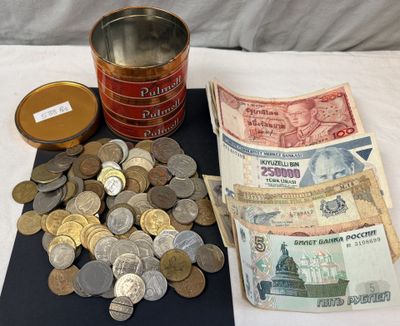 une boîte remplie de billets et une boîte remplie de pièces posées sur une table