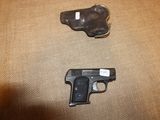 un pistolet et un étui posés par terre