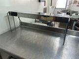 un plan de travail en acier inoxydable dans une cuisine commerciale