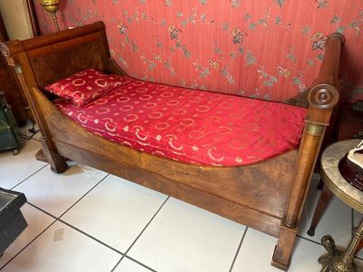 LIT une place en bois et bronze.